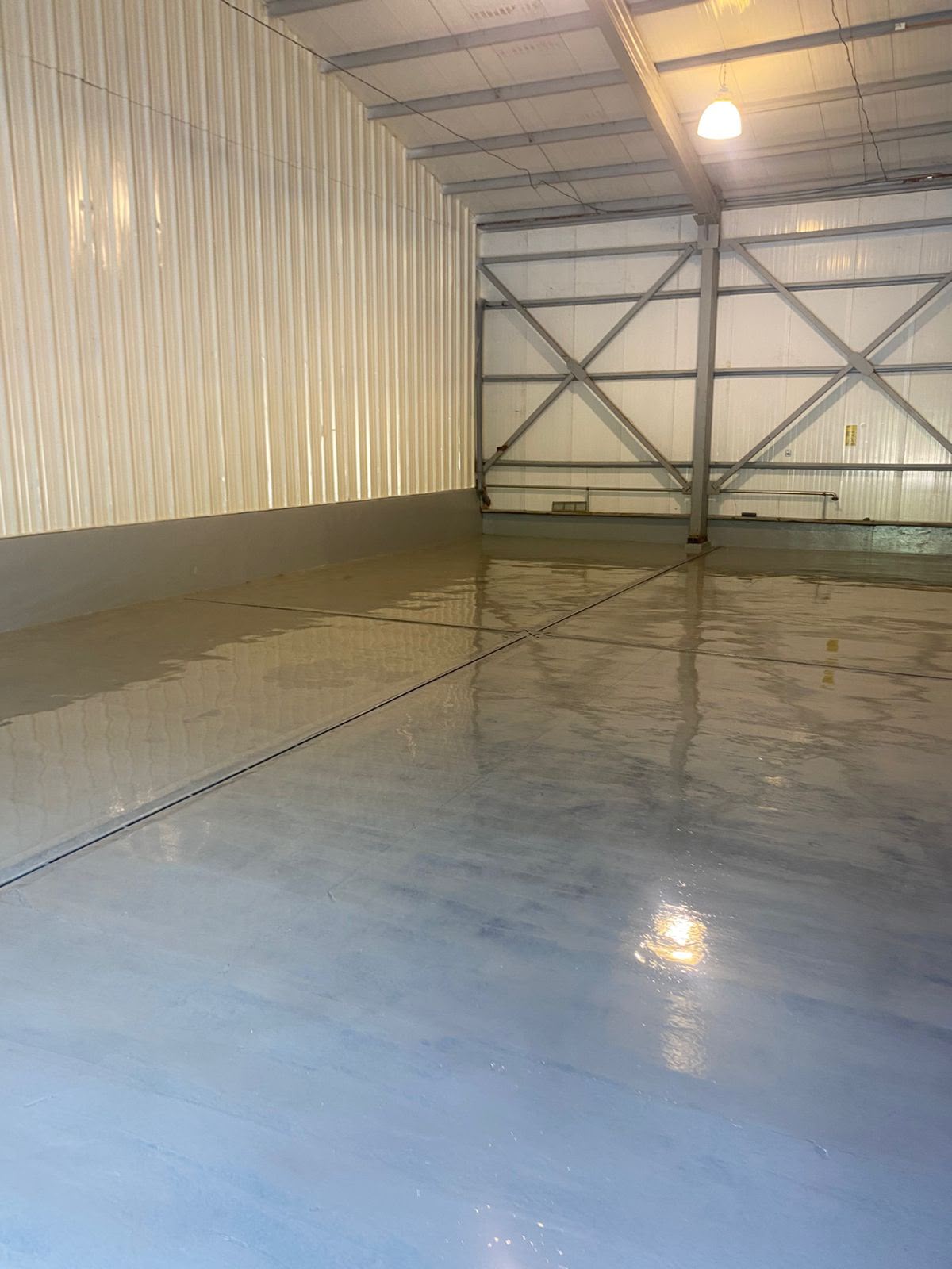 Piso epóxico terminado en galpón industrial